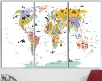 以下が含まれることがあります： さまざまな大陸の動物が描かれたカラフルな世界地図。地図は3つのパネルに分かれており、ペンギン、ホッキョクグマ、カンガルー、ゾウなど、さまざまな動物が描かれています。地図は白い背景に印刷されています。