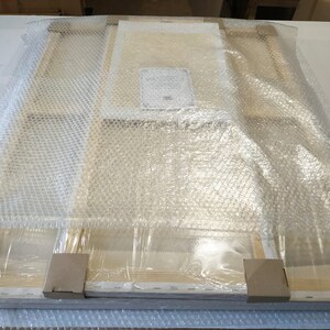 Pu&ograve; includere: Un set di tre telai in legno per tela, avvolti in pellicola di plastica a bolle trasparente per la protezione durante la spedizione.