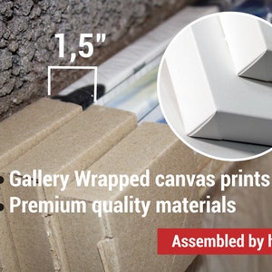 Pu&ograve; includere: Primo piano di una stampa su tela con cornice a galleria con una profondit&agrave; di 3,8 cm. La tela &egrave; avvolta attorno ai lati del telaio, creando un aspetto uniforme. Il testo "Gallery Wrapped canvas prints" e "Premium quality materials" &egrave; visibile sulla confezione. Il testo "Assembled by hand" &egrave; visibile in rosso.