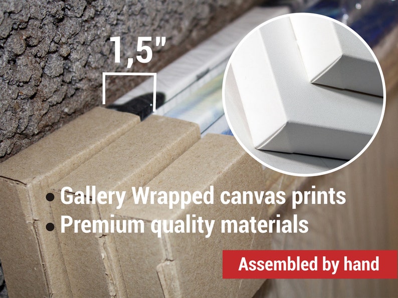 Pu&ograve; includere: Primo piano di una stampa su tela con cornice a galleria con una profondit&agrave; di 3,8 cm. La tela &egrave; avvolta attorno ai lati del telaio, creando un aspetto uniforme. Il testo "Gallery Wrapped canvas prints" e "Premium quality materials" &egrave; visibile sulla confezione. Il testo "Assembled by hand" &egrave; visibile in rosso.