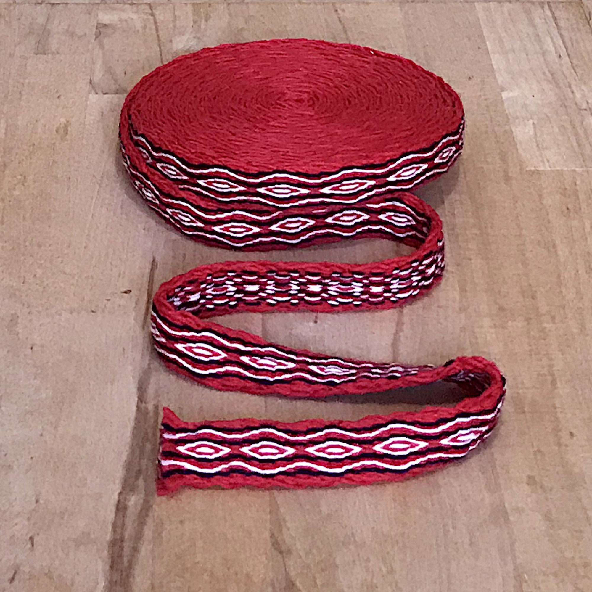 Tablet-woven border - Hand-woven tablet border - Wool red-dark blue-natural wave pattern - Middle Ages Reenactment LARP