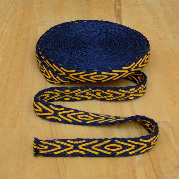 Tablet-woven border - Hand-woven tablet border - Wool dark blue-yellow arrow pattern - Middle Ages reenactment LARP