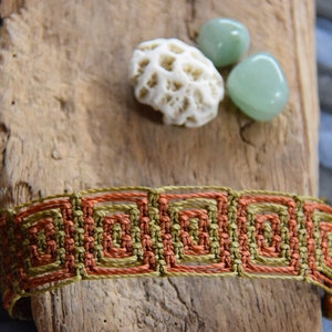 brede makramee armband, kleuren groen & rood, naam &#39;los mayas&#39;