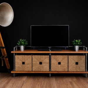 Puede incluir: Un letrero de madera rústico con el texto "Welcome to our porch" en letras blancas. El letrero presenta un acabado envejecido y un diseño sencillo y acogedor, ideal para la decoración exterior.