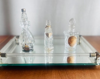 Coleção de frascos de perfume vintage. Escolha um frasco de vidro Art Déco com a figura feminina de Guerlain Mitsouko em estilo Guerlain.