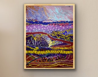 Op de afbeelding: Abstract schilderij met een kleurrijke landschapsscène. Het schilderij toont een verscheidenheid aan kleuren, waaronder paars, blauw, geel en rood. Het schilderij is ingelijst in een houten lijst.