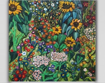 Op de afbeelding: Een kleurrijk schilderij van een tuin met verschillende bloemen, waaronder zonnebloemen, in tinten rood, geel, groen, blauw en wit.