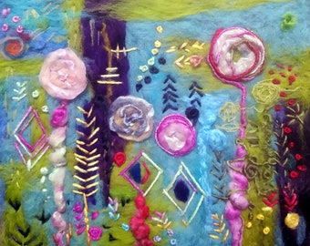 Op de afbeelding: Abstract kunstwerk met een blauwe achtergrond en kleurrijke bloemen, geometrische vormen en geborduurde details.