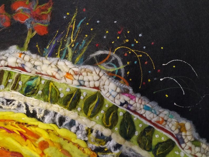 Op de afbeelding: Een close-up van een kleurrijk, getextureerd kunstwerk met een groene, witte en rode rand op een witte, pluche achtergrond. Het kunstwerk is versierd met kleine, kleurrijke stippen en een paar witte lijnen.
