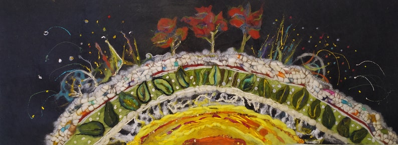 Op de afbeelding: Een kleurrijk abstract schilderij met een textuurrijk, gelaagd oppervlak. Het schilderij heeft een grote, zonachtige gele vorm aan de onderkant, omringd door groene bladeren en witte bloemen. De bovenkant van het schilderij is een donkerblauwe achtergrond met rode bloemen en witte stippen.