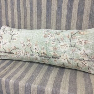 Anatolisk handgjord vintagematta med örngott, 12x36 blommig design, ländryggsöverdrag, heminredningsgåvor, mjuka gröna och bruna färger, 14x36 kudde bild 1