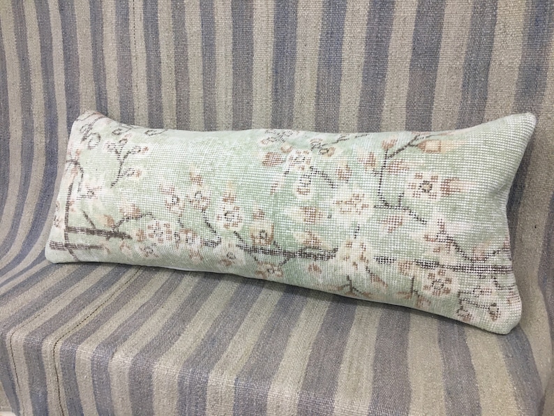 Anatolisk handgjord vintagematta med örngott, 12x36 blommig design, ländryggsöverdrag, heminredningsgåvor, mjuka gröna och bruna färger, 14x36 kudde bild 1