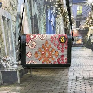 Bolso bohemio de piel estilo kilim, bandolera vintage, bolso de hombro tribal turco para mujer, diseño étnico de lana en rojo y naranja.