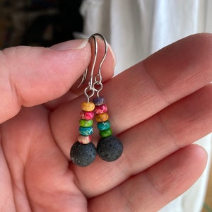 Puede incluir: Pendientes de cuentas de colores arcoíris con cuentas de piedra de lava negra en la parte inferior.