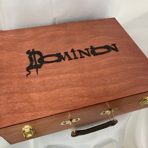 Jogo de cartas Dominion - ACESSÓRIOS para nosso organizador Dominion em palavra completa "Dominion" ou Dominion "D" para personalizar seu estojo