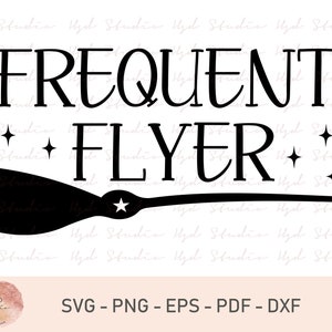 以下が含まれることがあります： ほうきと「Frequent Flyer」というテキストが描かれた白黒のグラフィックデザイン。テキストの両側に星が2つずつあります。
