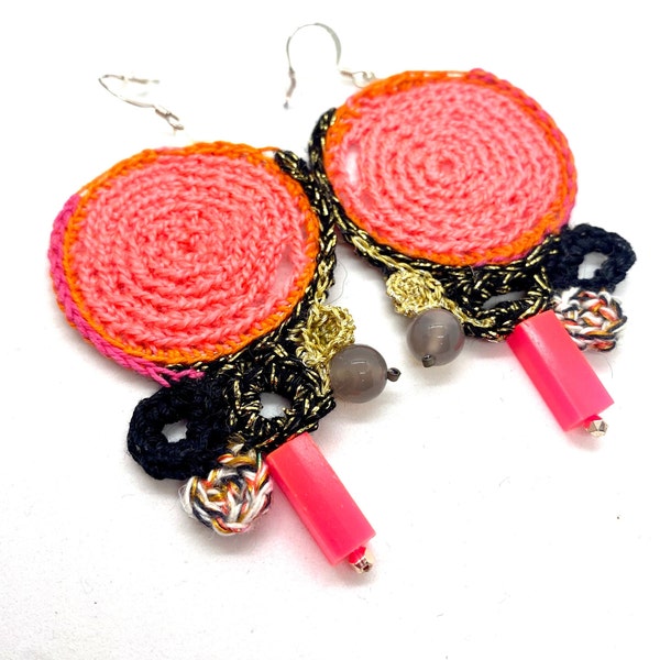 Grandes boucles d'oreille en fil rose fluo, perles et fil métallique. Crochet et plastique. Fermoir argent.