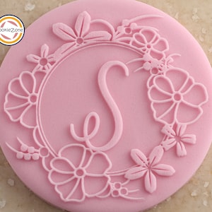 Sello de fondant con relieve y borde de flor con letra S