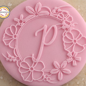 Sello para fondant con relieve y borde de flor con la letra P