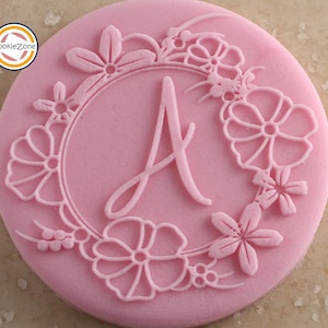 Sello para fondant con relieve y borde de flor con letra A