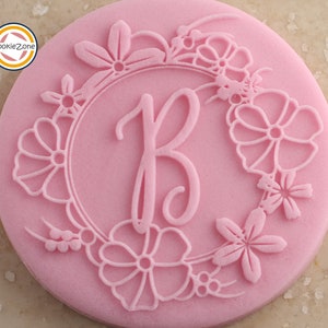 Sello de fondant para repujado/estampado con borde de flor de letra B