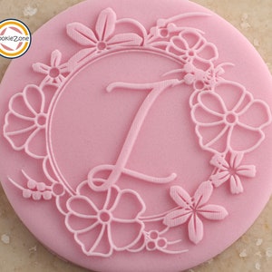 Sello de fondant con relieve y borde de flor con letra Z