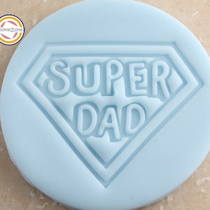 Sello de fondant en relieve para el Día del Padre o Súper Papá