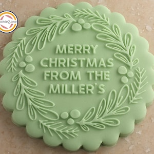 Weihnachtskranz mit Familiennamen (Stil 12) – Prägestempel/Fondantstempel