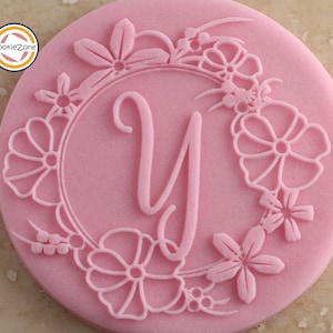 Sello para fondant con relieve y borde de flor con la letra Y