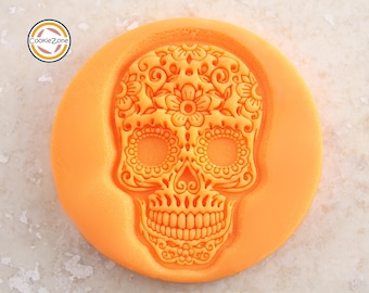 Sello de fondant con mango y relieve de calavera de azúcar para Halloween.