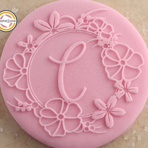 Sello para fondant con relieve y borde de flor con la letra C
