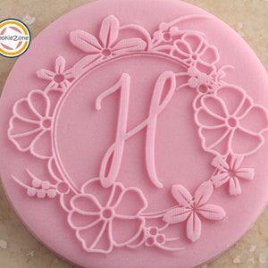 Sello para fondant con relieve y borde de flor con la letra H