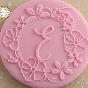 Sello para fondant con relieve y borde de flor con la letra E