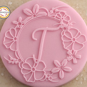 Sello para fondant con relieve y borde de flor con la letra T