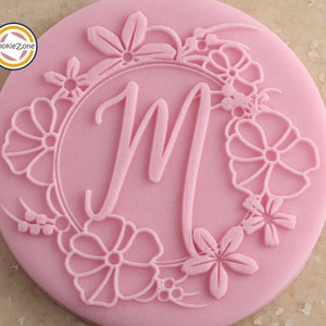 Sello de fondant con relieve y borde de flor de la letra M