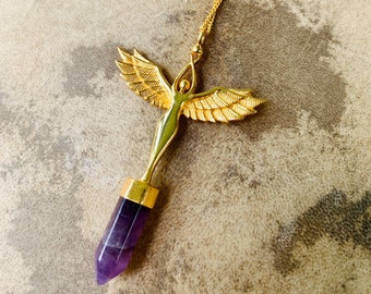 Pingente de anjo banhado a ouro 22 quilates com cristal de ametista: O Talismã da Cura
