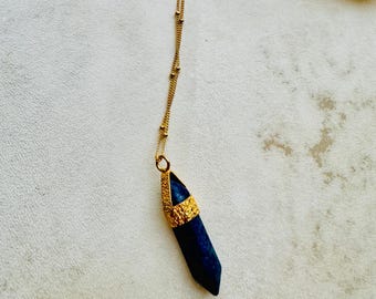 Collana con pendente a punta di lapislazzuli in oro 22 carati: gioielli curativi in stile boho