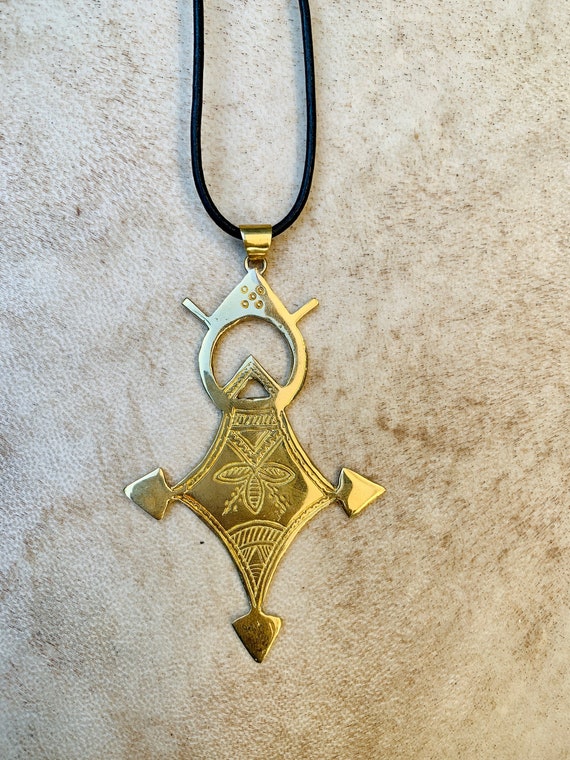Collana con croce e bussola Tuareg: ciondolo tribale berbero in ottone naturale - Italia