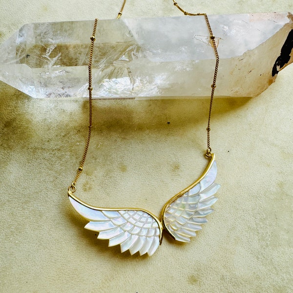 Grand collier aile d'ange en or 22 carats et nacre, cadeau pour elle, unique en son genre, unique, vêtement de déesse, divin féminin, or, guérison