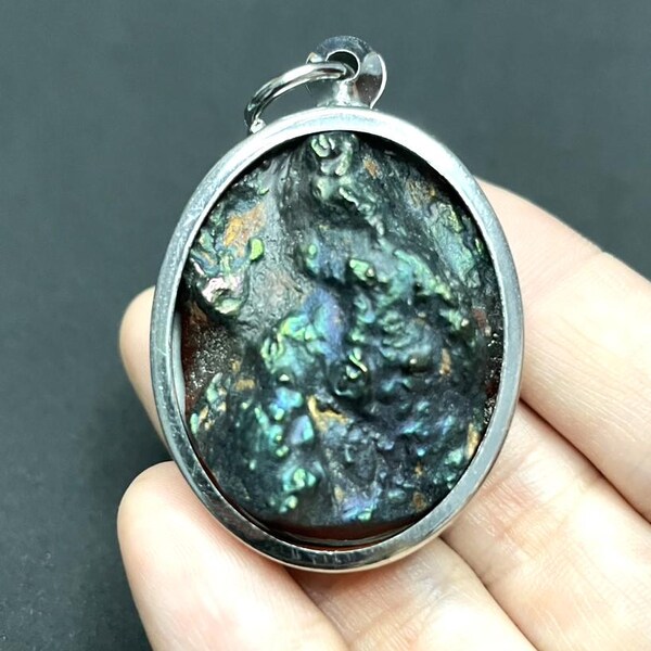 Natürlicher Regenbogen-Leklai-Amulett in 7 Farben, schillernder Mineral-Schutzanhänger, heiliges thailändisches Amulett, spirituelles Geschenk