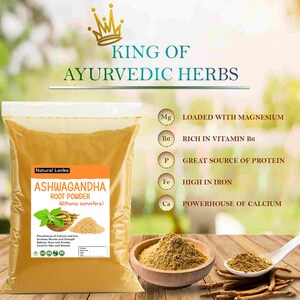 Op de afbeelding: Een zak met geel Ashwagandha-wortelpoeder met een label waarop staat "Natural Lanka Ashwagandha Root Powder Withania somnifera". Het label vermeldt ook dat het een krachtpatser is van calcium en ijzer, de spieren en kracht verhoogt, stress en angst verlicht en goed is voor zowel mannen als vrouwen. De zak ligt op een houten oppervlak met een kom met het poeder en een lepel. De afbeelding bevat ook tekst die "King of Ayurvedic Herbs" luidt en de voordelen van Ashwagandha opsomt, waaronder rijk aan magnesium, rijk aan vitamine B6, een geweldige bron van eiwitten, rijk aan ijzer en een krachtpatser van calcium.