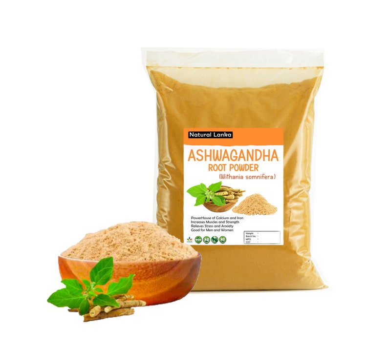 Op de afbeelding: Een bruine plastic zak gevuld met een lichtbruin poeder met het label "Ashwagandha Root Powder (Withania somnifera)". Het label vermeldt ook "Powerhouse of Calcium and Iron, Increases Muscles and Strength, Relieves Stress and Anxiety, Good for Men and Women". Op de voorgrond staat een kleine houten kom met een lichtbruin poeder en een paar bruine wortels.
