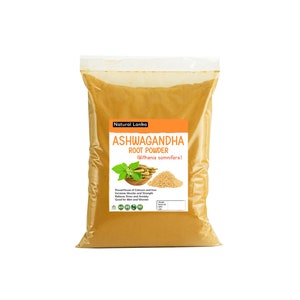 Op de afbeelding: Een hersluitbare zak met gele Ashwagandha-wortelpoeder, met het label "Natural Lanka Ashwagandha Root Powder (Withania somnifera)". Het label vermeldt ook "Powerhouse of Calcium and Iron, Increases Muscles and Strength, Relieves Stress and Anxiety, Good for Men and Women."