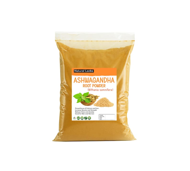 Op de afbeelding: Een hersluitbare zak met gele Ashwagandha-wortelpoeder, met het label "Natural Lanka Ashwagandha Root Powder (Withania somnifera)". Het label vermeldt ook "Powerhouse of Calcium and Iron, Increases Muscles and Strength, Relieves Stress and Anxiety, Good for Men and Women."