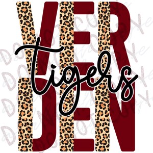 Op de afbeelding: Een ontwerp in luipaardprint en bordeauxrood met de tekst "VERDEN tigers" in zwarte cursieve letters.