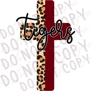 Op de afbeelding: Een rood en luipaardprint kruis met het woord "Tigers" in zwarte cursieve letters.