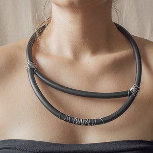 Collier moderne fait à la main en argent et caoutchouc. Conception géométrique unique.