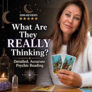 Pu&ograve; includere: Una donna tiene in mano carte dei tarocchi, che annunciano una lettura psichica dettagliata. L'immagine include il testo "What Are They REALLY Thinking?" e "Detailed, Accurate Psychic Reading."