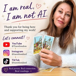 Pu&ograve; includere: Immagine di una donna che tiene carte dei tarocchi. Il testo recita "Sono reale, non sono IA" e presenta link a YouTube, Instagram e TikTok. L'immagine promuove letture e connessioni reali.