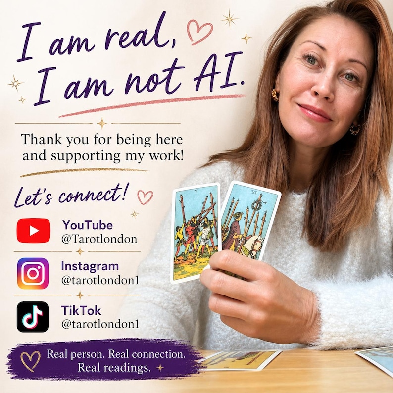 Pu&ograve; includere: Immagine di una donna che tiene carte dei tarocchi. Il testo recita "Sono reale, non sono IA" e presenta link a YouTube, Instagram e TikTok. L'immagine promuove letture e connessioni reali.